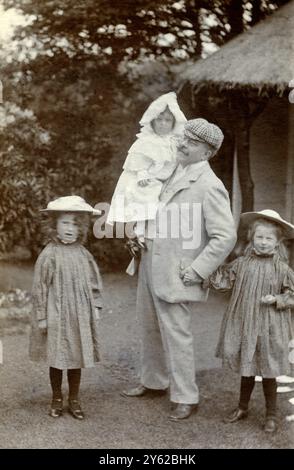 ARCHIVE BOX 3 ARC 0065 D442 RIFERIMENTO: 001363 DR BARNARDO WITH CHILDREN DATA : 1905 DR BARNARDO CON TRE BAMBINE : IL BAMBINO TRA LE BRACCIA È LA PROPRIA FIGLIA , CHE HA AVUTO LA SINDROME DI DOWNS Thomas John Barnardo : 4 luglio 1845 - 19 settembre 1905 filantropo irlandese , fondatore e direttore di case per bambini indigenti , è nata a Dublino , Irlanda . Foto Stock