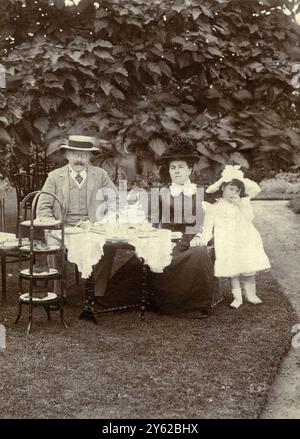 ARCHIVE BOX 2 ARC 0052 D185 B12 RIFERIMENTO: 001349 DR & MRS BARNARDO WITH DAUGHTER DATA : 1905 SI DICE CHE SIA UNA DELLE ULTIME FOTOGRAFIE SCATTATE DAL DDR BARNARDO PRIMA DELLA SUA MORTE . IL BAMBINO NELLA FOTO È SUA FIGLIA MARJORIE ELAINE , CHE AVEVA UNA DISABILITÀ . MA SE LA DATA FOSSE CORRETTA, AVREBBE AVUTO 15 ANNI ALL'EPOCA. PRESO NEL TERRENO DEL MOSSFORD LODGE NELLA CASA DEL VILLAGGIO DELLE RAGAZZE Thomas John Barnardo : 4 luglio 1845 - 19 settembre 1905 filantropo irlandese , fondatore e direttore di case per bambini indigenti , nacque a Dublino , Irlanda . Foto Stock