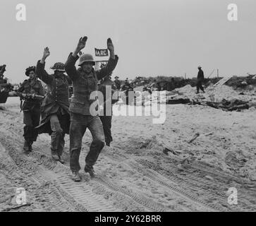 DUE DEI PRIMI PRIGIONIERI TEDESCHI MARCIARONO LUNGO LA SPIAGGIA DOPO L'INVASIONE ALLEATA DELLA NORMANDIA NEL 1944, OPERAZIONE OVERLORD ripubblicato il 29 GENNAIO 1960 Foto Stock