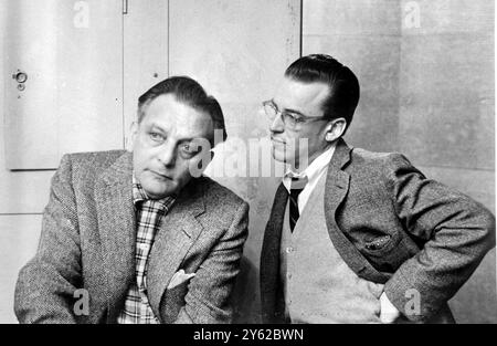 Londra: Nella foto ci sono Fredrick Loewe e Alan Jay Lerner compositore e autore rispettivamente di My Fair Lady, al Theatre Royal, Drury Lane di Londra. 22 novembre 1960 Foto Stock