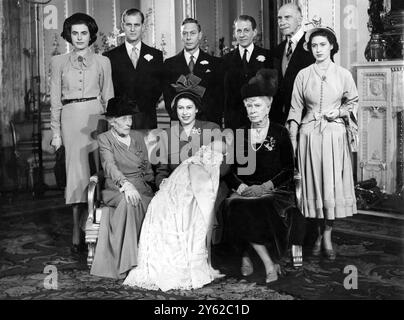 The Christening Group in Buckingham Palace dicembre 1948 Christening of Princess Elizabeth's Baby Prince Charles Philip Arthur George seconda fila da sinistra a destra Lady Brabourne (figlia maggiore del conte e della contessa Mountbatten ) il duca di Edimburgo, sua Maestà il re David Bowes Lyon (fratello della regina e prozio del bambino) il conte di Athlone (procura per il re di Norvegia) e la principessa Margherita sedevano da sinistra a destra la marchesa vedova di Milford Haven, la principessa Elisabetta (che detiene il principe Carlo) e la regina Mary, la bisnonna del giovane principe del principe Foto Stock