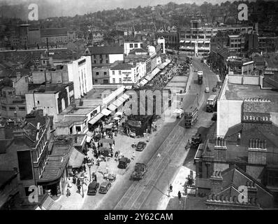 Lewisham High Street, a nord di Lewis Grove dalla cima del campanile c 1938 che mostra bancarelle del mercato e Chiesmans e RAC Foto Stock