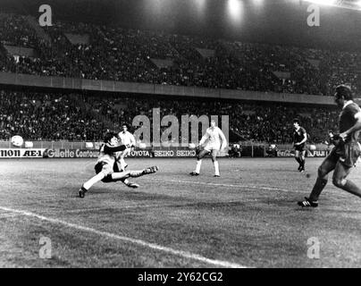 Finale della Coppa dei campioni 1981 Liverpool contro Real Madrid il difensore del Liverpool, Alan Kennedy (a destra) segna l'unico gol della partita durante la finale della Coppa dei campioni europea a Parigi contro Real Madrid. Il suo colpo batte il portiere, Agustin, mentre (l-r) Sabido Angel e Terry McDermott del Liverpool guardano. 1 giugno 1981 Foto Stock