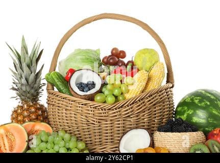 Cestello in vimini con verdure fresche e frutta diverse isolate su bianco Foto Stock