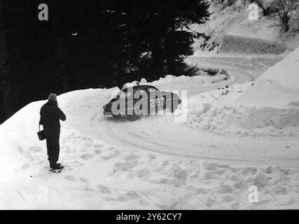 IL MOTOR RALLY MONTE CARLO CARLSSON PRENDE LE CURVE A SAAB; 24 GENNAIO 1963 Foto Stock