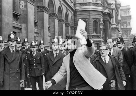 Londra: Tariq Ali, leader pakistano della campagna di solidarietà del Vietnam, ha una petizione mentre si recava a Downing Street, Londra oggi, a londra si sono svolte massicce manifestazioni contro la guerra del Vietnam, dove si dice che siano convergenti circa 20.000 persone. Circa 10.000 poliziotti, aiutati da elicotteri e persino da motovedette sul Tamigi, erano in servizio attivo. La manifestazione, che continua a cantare slogan come "ho ho ho chi Minh", e giù con l'imperialismo americano, si fermò brevemente di fronte alla Casa Australiana per bruciare una bandiera Australiana, prima di muoversi Foto Stock