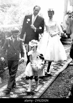 Audrey Hepburn, 24 anni, e Mel Ferrer, 37 anni, dopo essersi sposati in una piccola cappella a Burgenstock, vicino al lago di Lucerna. 25 settembre 1954 Foto Stock