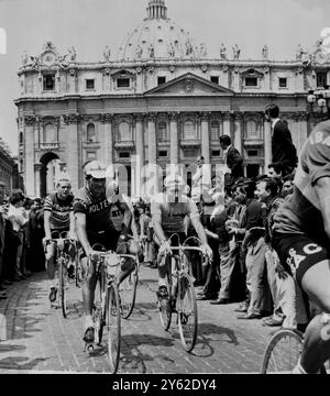 JACQUES ANQUETIL IN AZIONE - GIRO IN BICICLETTA D'ITALIA PAPA PAOLO VI BENEDICE I CONCORRENTI NELLA CITTÀ DEL VATICANO, ROMA / ; 1 GIUGNO 1964 Foto Stock