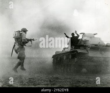 La battaglia di El Alamein. Un carro armato tedesco si arrende ad un fante britannico durante la famosa battaglia di El Alamein, seconda guerra mondiale, ottobre 1942 Foto Stock