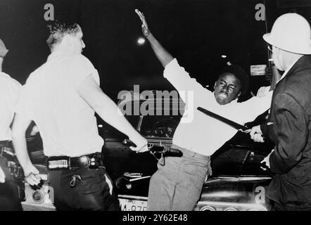 13 AGOSTO 1964 la polizia arresta con la forza un uomo durante le rivolte razziali a Elizabeth, New Jersey, Stati Uniti. Foto Stock