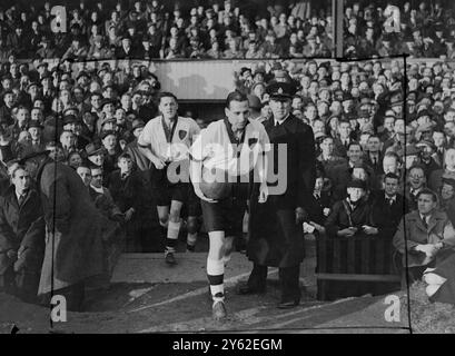 Tommy fa il suo debutto per Notts County. Tommy Lawton, l'attaccante centrale dell'Inghilterra, che all'inizio di questa settimana fu trasferito dal Chelsea al Notts County a un costo record che si dice sia superiore a £ 20.000, ha fatto il suo debutto come capitano della terza divisione Southern contro il Northampton oggi (sabato). C'era una capacità di "cancello" per vedere il gioco. Spettacoli fotografici, Tommy Lawton guida la sua nuova squadra a Northampton 2-1 e Northampton oggi. 15 novembre 1947 . Foto Stock