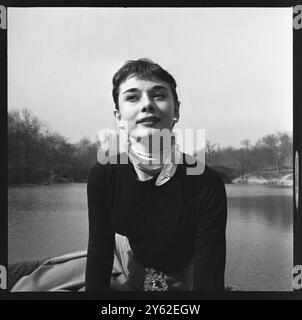 Audrey Hepburn in una visita del 1952 a New York, USA, dove recitava in Gigi on Broadway, New York 1952. Fotografia di George Douglas Foto Stock