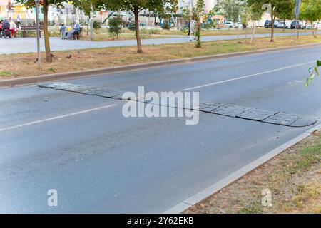 simbolo a strisce della struttura barriera di velocità dell'asfalto cartello stradale traffico stradale gobba di trasporto Foto Stock