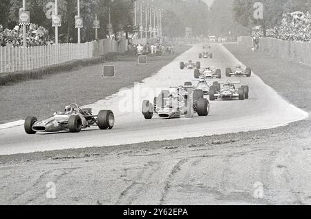 Nurburgring, Germania: Lo scozzese Jackie Stewart, alla guida di una Matra-Ford prende la bandiera per vincere la 32a Eifel Formula 2 Motor Race. 28 aprile 1969 Foto Stock