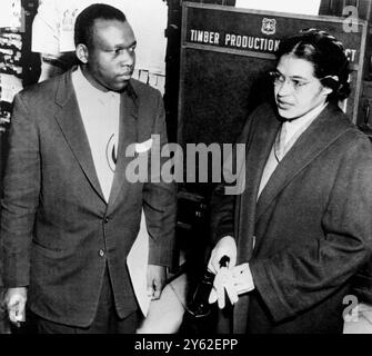 La signora Rosa Parks, la sarta che ha avviato il boicottaggio del servizio di autobus di Montgomery dopo essere stata multata per essere seduta nella sezione bianca di un autobus, viene vista con il suo avvocato, Charles D. Langford, dopo il suo arresto. Montgomery, Alabama, 24 febbraio 1956. Foto Stock