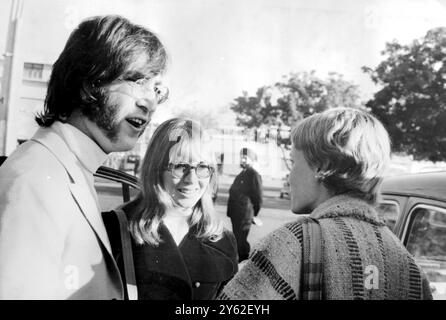 New Delhi: Il Beatle John Lennon e sua moglie Cynthia vengono accolti da mia Farrow, moglie di Frank Sinatra, al loro arrivo qui oggi. I Beatles e mia sono in India per visitare l'accademia spirituale gestita da Maharishi Mahesh Yogi. 16 febbraio 1968 Foto Stock