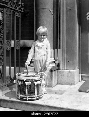 Tour privato di un giorno alla mostra "Children Another the Ages" a Chesterfield House. Julius , il piccolo figlio di Mr Duff e Lady Diana Cooper con un tamburo del i battaglione delle guardie scozzesi . 1934 Foto Stock