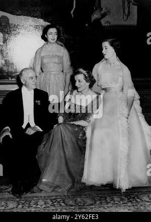 Londonderry House Party for Sisters al ballo in arrivo tenuto a Londonderry House da Lady Fermoy per le sue due figlie, la diciottenne Mary Roche, una debuttante del 1952, e la signorina Frances Roche, 17 anni, uscite quest'anno, sono viste (da sinistra a destra) Lord Fermoy, la signorina Mary Roche, Lady Fermoy e la signorina Frances Roche. La Regina Elisabetta la Regina madre ha partecipato al ballo. 23 maggio 1953 Foto Stock