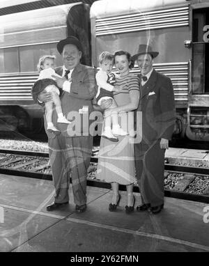 Stan Laurel e Oliver Hardy , che lasciarono Los Angeles il 19 gennaio per New York per imbarcarsi nella Queen Mary il 23 gennaio per l' Inghilterra e un tour personale di sette mesi , furono accompagnati alla stazione ferroviaria dai nipoti di Stan , Randy 2 1/2 , e Laurie 1 . Sono i figli di sua figlia, Lois, qui mostrata, e del suo attore, marito, Randy Brooks. 23 gennaio 1952 Foto Stock