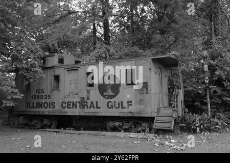 Illinois Central Gulf caboose dietro il Little Big Store, ex deposito ferroviario a Raymond, Mississippi. Foto Stock