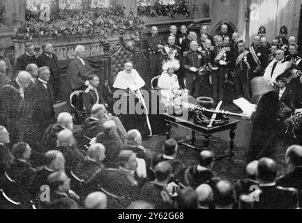 Danimarca a Londra per la terza volta entro vent'anni. La presentazione del discorso nella Biblioteca della Guildhall: Re e regina di Danimarca ascoltando la lettura del discorso da parte del registratore del gruppo a destra, Mr Asquith Sir Edward Grey, e il primate. 16 maggio 1914 Foto Stock