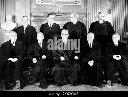 Washington, D.C.: La Corte Suprema degli Stati Uniti pone il 23 ottobre per un'immagine che includa il suo nuovo membro, Thurgood Marshall, il primo Nego a sedere nell'alto tribunale. Seduti, da sinistra a destra ci sono i giudici associati John M. Harlan e Hugo L. Black; Cheif Justice Earl Warren; William O. Douglas, e William J. Brennan Jr. In piedi da sinistra a destra: Abe Fortas; Potter Stewart; Byron R. White e Marshall. 26 Ocotber 1967 Foto Stock