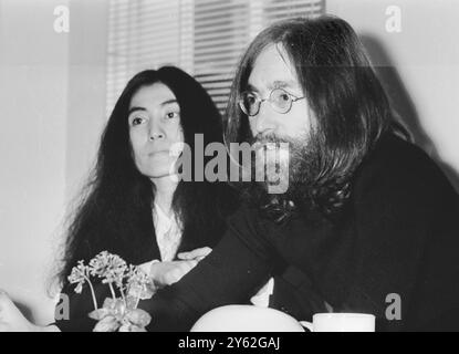 Il Beatle John Lennon e sua moglie giapponese Yoko Ono in un'intervista con United Press International rivelano che stanno per mettere in scena il loro secondo "Bed in for Peace". Presso la sede centrale della Apple a Savile Row, Londra, indossando ancora piccoli occhiali rotondi, capelli lunghi e barba, disse che questa volta avrebbero tenuto una maratona di sette giorni il 23 maggio 1969 Foto Stock