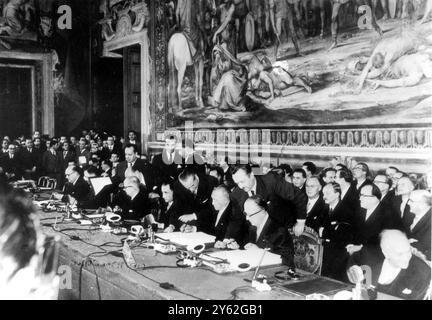 I trattati sul mercato comune europeo hanno firmato il Trattato di Roma del marzo 1957 , compiendo un passo storico verso l' unità politica , gli statisti di sei nazioni europee firmano i loro nomi ai trattati che istituiscono un mercato comune europeo e un pool di atomi , nel corso di una cerimonia tenutasi nel comune di Campidoglio a Roma . Da sinistra a destra sono mostrati M. Paul Henri Spaak , ministro degli Esteri belga ; un aiutante ; M. Christian Pineau , ministro degli Esteri francese ; M. Maurice Faure , ministro di Stato francese per gli affari Esteri ; Dr Konrad Adenauer , Cancelliere della Germania Ovest ; Mr Hallstein della Germania Ovest ; e il Premier italiano , Antonio segni Foto Stock