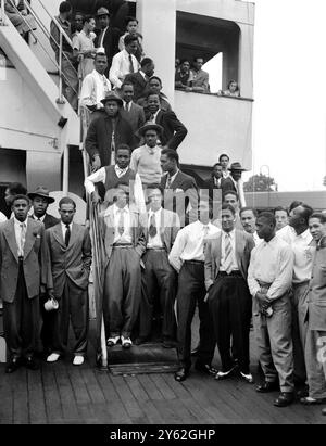 L'Empire Windrush attraccò a Tilbury Docks con 417 immigrati a bordo che giunsero in Inghilterra in cerca di lavoro dopo essere stati disoccupati al ritorno in Giamaica dopo la guerra. 22 giugno 1948 Foto Stock