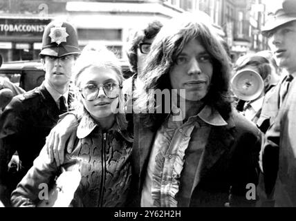 Londra: La foto di Rolling Stone Mick Jagger e della sua fidanzata, l'attrice Marianne Faithfull, arrestati ieri sera in un raid della polizia. La coppia e' apparsa stamattina al Marlborough Street Magistrates Court per affrontare l'accusa di avere la cannabis. Sono stati rimessi su cauzione fino al 23 giugno La polizia ha fatto irruzione nella nuova casa del cantante Jagger di 25 anni a Cheyne Walk, Chelsea, ieri sera e ha sequestrato diverse sostanze che sono state prese per l'analisi. Dopo essere stati incriminati, la coppia fu svincolata con una cauzione di 50 sterline ciascuno. 29 maggio 1969 Foto Stock