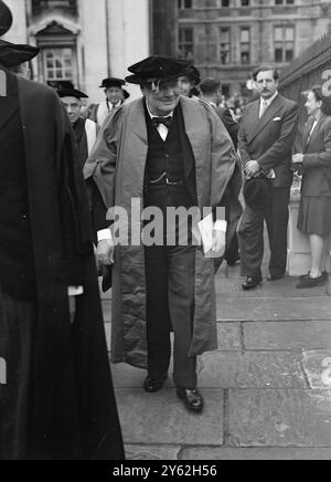 Il feldmaresciallo SMUTS fu nominato cancelliere dell' Università di Cambridge e conferì lauree honoris causa a un certo numero di uomini illustri tra cui l' arcivescovo di York ( Dr CYRIL GARBETT ) , Sir STAFFORD CRIPPS , Cancelliere dello Scacchiere e Winston CHURCHILL . LA FOTO MOSTRA :- « Il NUOVO ONORE del signor CHURCHILL » che indossa il suo berretto e le vesti , il signor CHURCHILL lascia la senata House , Università di Cambridge , dopo aver ricevuto una laurea honoris causa dal feldmaresciallo SMUTS . 10 giugno 1948 Foto Stock