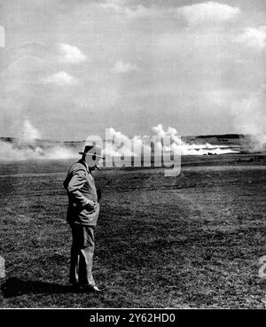 Uno studio di Churchill, sigaro in bocca, che osservava una realistica battaglia simulata nel Southern Command in cui l'esercito esercitava munizioni vive è stato utilizzato nel luglio 1941 Churchill, Winston Leonard Spencer, storico britannico, oratore e politico Foto Stock