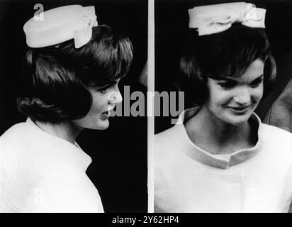 La signora Jacqueline Kennedy, il cappello da pillola della First Lady of America, che indossava quando assisteva al battesimo di sua nipote a Londra, diede un impulso sensazionale alle vendite di cappelli inglesi. 5 giugno 1961 Foto Stock