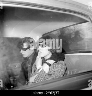 Arrivando a corte per il terzo giorno del processo dei Mori ci sono la signora Maureen Smith - sorella dell'accusata Myra Hindley - e suo marito David il 21 aprile 1966 Foto Stock