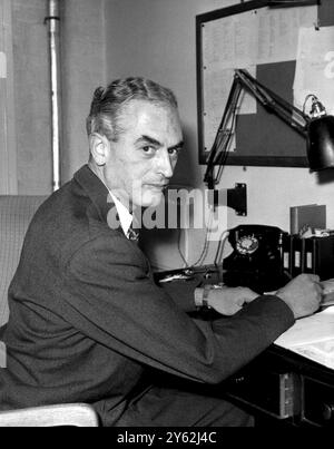 Il professor Peter Brian Medawar di Zoologia e anatomia comparata all'University College London, che ha ricevuto il Premio Nobel per la medicina. Fu premiato per la scoperta della tolleranza immunologica acquisita. 20 ottobre 1960 Foto Stock