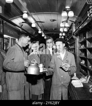 Una tazza di tè nelle ore piccole è una pausa di benvenuto per le smistatrici notturne sul treno postale notturno. Foto Stock