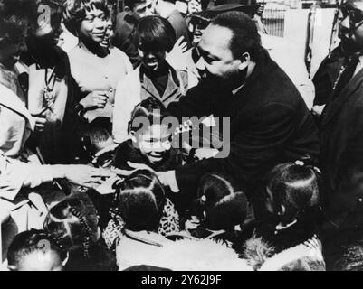 Martin Luther King (1929-1968), ucciso da un uomo armato la scorsa notte, visto con i suoi sostenitori, compresi i bambini a Newark, New Jersey, il 27 marzo, quando stava cercando sostegno per la sua campagna contro i poveri - 5 aprile 1968. Foto Stock