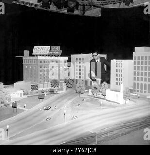 L'avvocato americano Mark Lane, autore di "Rush to Judgement" con un modello della scena di Dallas, Texas, al momento dell'assassinio del presidente John F Kennedy. Il mock-up è stato utilizzato nel broaadcast televisivo della BBC di domenica scorsa di "The Death of Kennedy", in cui Mark Lane e Arlen Specter, procuratore distrettuale di Phiadelphia, hanno presentato il lato opposto del caso Lee Oswald.1967 Foto Stock