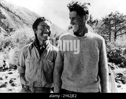 Sherpa Tensing Dead: Una foto della biblioteca di Sherpa Tensing Norgay, che conquistò l'Everest nel 1953 con Sir Edmund Hillary e che morì oggi nella città indiana di Darjeeling, all'età di 72 anni. È qui (a sinistra) con Sir Edmund Hillary dopo il loro tentativo riuscito - 20 giugno 1953 Foto Stock