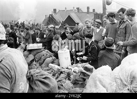 Aberfan , Galles del Sud : nei resti schiacciati della Pantglas Junior School , i volontari scavano .... Ma troppo tardi per 144 persone catturate dalla sporca valanga ... 128 di loro bambini ottobre 1966 Foto Stock