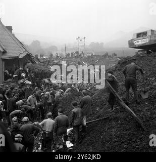 Aberfan , Galles del Sud : nei resti schiacciati della Pantglas Junior School , i volontari scavano .... Ma troppo tardi per 144 persone catturate dalla sporca valanga ... 128 di loro bambini ottobre 1966 Foto Stock