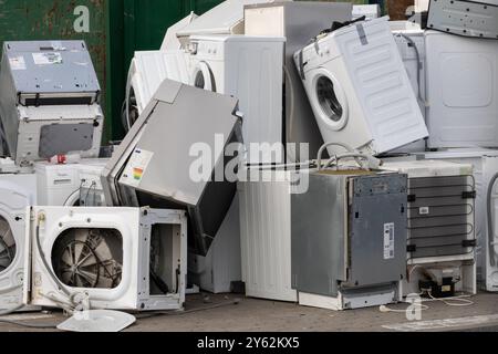 Poznan, Polonia. 30 ottobre 2022. Pile di rifiuti elettronici in attesa di raccolta Foto Stock