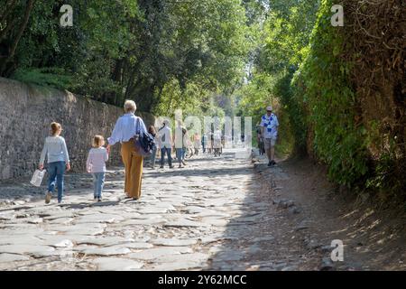 Roma, Italia. 22 settembre 2024. Bambini e adulti viaggiano lungo la via Appia Antica a piedi e in bicicletta in occasione della giornata dell'Appia a Roma. La giornata dell'Appia, che si svolge ogni anno tra Roma e Brindisi, è un'occasione per celebrare il fascino e l'incanto dell'antica via Appia e i paesaggi che si possono scoprire lungo il suo percorso tra i resti millenari di quella che un tempo era la civiltà romana. La via Appia era la strada romana che inizialmente collegava Roma a Capua, estesa nei secoli successivi a Brundisium (Brindisi). Considerata dai Romani la regina Foto Stock