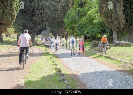 Roma, Italia. 22 settembre 2024. Bambini e adulti viaggiano lungo la via Appia Antica a piedi e in bicicletta in occasione della giornata dell'Appia a Roma. La giornata dell'Appia, che si svolge ogni anno tra Roma e Brindisi, è un'occasione per celebrare il fascino e l'incanto dell'antica via Appia e i paesaggi che si possono scoprire lungo il suo percorso tra i resti millenari di quella che un tempo era la civiltà romana. La via Appia era la strada romana che inizialmente collegava Roma a Capua, estesa nei secoli successivi a Brundisium (Brindisi). Considerato dai Romani il qu Foto Stock