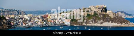 Vista spettacolare e suggestiva della baia di Corricella a Procida. Napoli Foto Stock