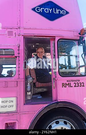 Autista sorridente di un autobus a due piani Hop-On Hop-Off Tour della Citta', Saint John, Canada Foto Stock