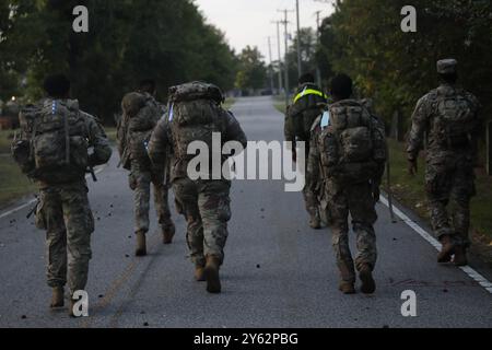 I soldati gareggiano nella parte di marcia della gara Best Warrior Competition a Fort Belvoir, Virginia, il 14 settembre 2024. La competizione sfida i partecipanti a dimostrare le proprie capacità fisiche, tattiche e di leadership attraverso una serie di eventi impegnativi che riflettono le complessità dell'ambiente operativo di oggi. (Foto della Guardia Nazionale dell'Esercito degli Stati Uniti di SPC. Carrol Hughes, 715th Public Affairs Detachment) Foto Stock