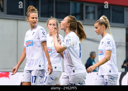 Monaco, Germania. 23 settembre 2024. Monaco di Baviera, Germania, 23 settembre 2024: Franziska Harsch (17 TSG Hoffenheim), Jana Feldkamp (31 TSG Hoffenheim) e Selina Cerci (29 TSG Hoffenheim) si recano nello spogliatoio a metà tempo durante la partita Google Pixel Frauen-Bundesliga tra FC Bayern Monaco e TSG Hoffenheim presso FC Bayern Campus Monaco, Germania. (Sven Beyrich/SPP) credito: SPP Sport Press Photo. /Alamy Live News Foto Stock