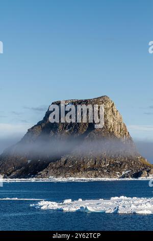 Una vista delle sette isole (Sjuøyane) nell'arcipelago delle Svalbard, Norvegia. Foto Stock