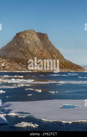 Una vista delle sette isole (Sjuøyane) nell'arcipelago delle Svalbard, Norvegia. Foto Stock